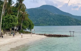 pantai-bobby-destinasi-wisata-bahari-yang-terletak-di-karimunjawa