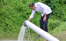presiden-jokowi-tinjau-pompanisasi-guna-meningkatkan-produktivitas-pertanian-serta-antisipasi-kekeringan-di-bantaeng