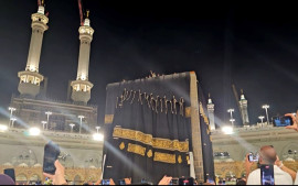 proses-penggantian-kiswah-ka-bah-1-muharram-1446-h