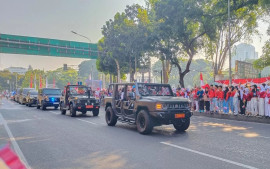 ranops-mv3-maung-pindad-digunakan-pada-prosesi-kirab-bendera-dan-teks-proklamasi-dari-monas-ke-ikn