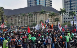 ribuan-ojol-gelar-aksi-damai-di-patung-kuda-soroti-kesulitan-ekonomi-dan-tuntut-keadilan-sistem-bagi-hasil