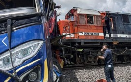 4-korban-jiwa-akibat-kecelakaan-kereta-api-rajabasa-dan-bus